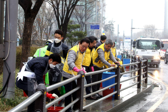 정순균 강남구청장 등 구민 1000여명이 참여한 가운데 봄맞이 대청소를 실시하고 있다