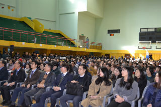 사업 설명회는 700여명이 자리를 메운 가운데 비교적 차분한 분위기에서 시작됐다    김수연 기자 사진