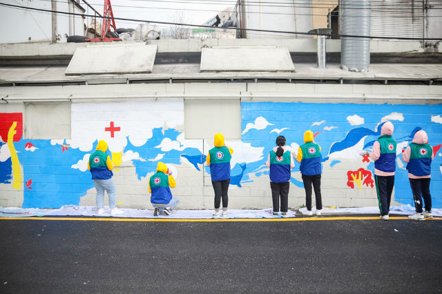 RCY 국토사랑 에코프렌즈 환경캠페인 '벽화 그리기 봉사활동'을 하고 있다