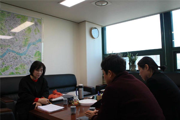 김혜련 위원장(왼쪽)이 서울시 담당 공무원들로부터현상활보고를 청취하고 있다