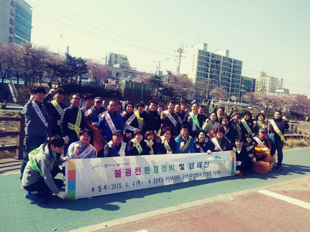 응암3동주민자치위원회,통장,직능단체 회원들이 불광천 환경정비에 나섰다