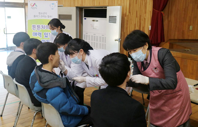 서산시 보건소, “튼튼 치아, 구강 건강 PLAN!” 대산중학교 학생들 불소도포 하고 있다