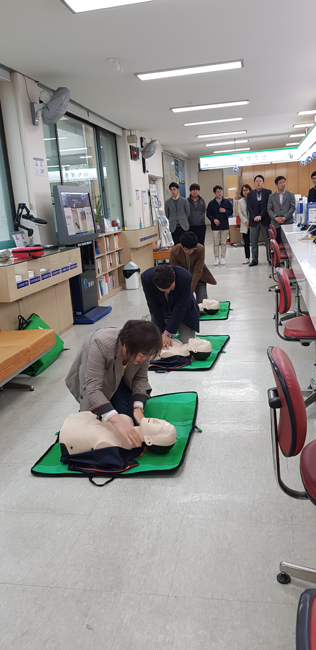 홍성군 민원실에서 심폐소생술 교육 훈련을 실시하고 있다