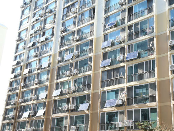 아파트 '미니태양광' 설치 모습