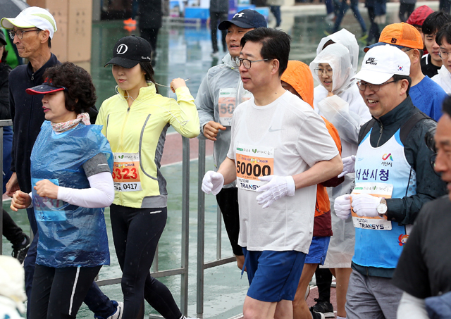 양승조 지사와 맹정호 서산시장이 선수들과 어깨를 맞대고 마라톤에 참가 하고 있다