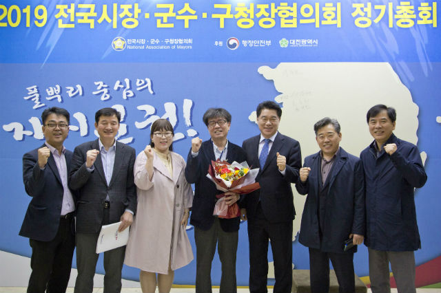 지난 12일 열린 지방자치 대상 수상자인 박승한 이사장(왼쪽4번째)과 박준희 관악구청(왼쪽5번째)