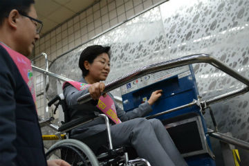 김미경 구청장이 휠체어리프트를 작동하고 있다