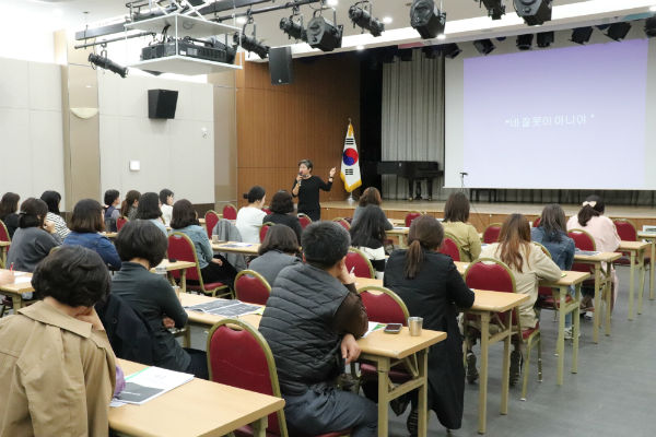 문미정 자기방어훈련 전문강사가 성북구'찾아가는 동주민센터 직원 방문안전교육'을 하고 있다
