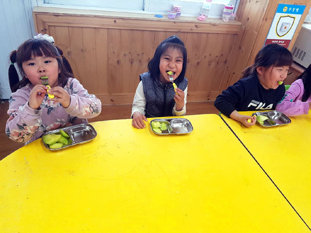과일간식을 먹고 있는 한정초 어린이들