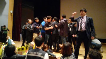 김 모 고양시의원(오른쪽 4번째 등떠밀린 사람)과 측근이 단상에서 구호를 외치고 있다