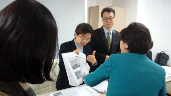김미경 구청장이 '진관동 주민과의 대화'에서 은평광역자원순환센터 건립의 타당성에 대해 설명하고 있다 김수연 기자 사진