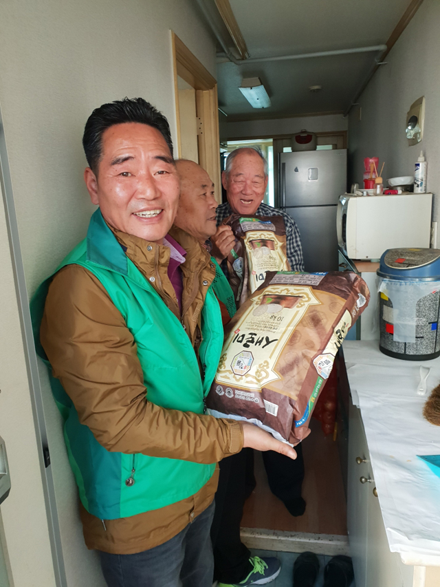 금호1가동 새마을지도자협의회가 사랑의 쌀을 전달하고 있다