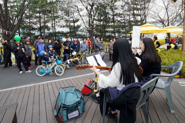 지난해 열린 ‘동대문 봄꽃축제’에서 찾아가는 버스킹 공연이 펼쳐지고 있다