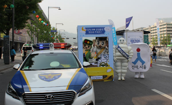 세종대로 차 없는 거리 행사에서 도로교통공단 서울지부, 서울시청, 미쉐린코리아, 볼보트럭코리아가 어린이 교통안전 Safe Mission 캠페인을 진행하고 있다