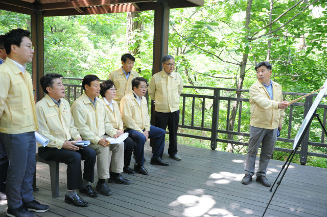 계남근린공원 조성현황 보고 받는 복지건설위원들