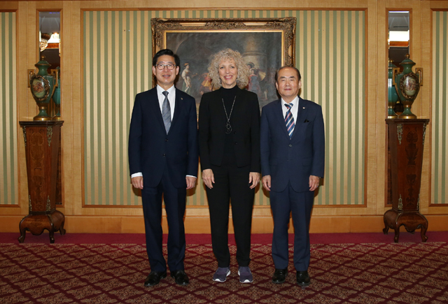 양승조 지사, 제니퍼 리 모건 그린피스 국제사무총장, 김정욱·녹색성장위원장(왼쪽부터)이 기념촬영을 하고 있다