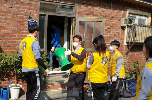 한국 해비타트 집수리 봉사단이 봉사활동을 진행하고 있다