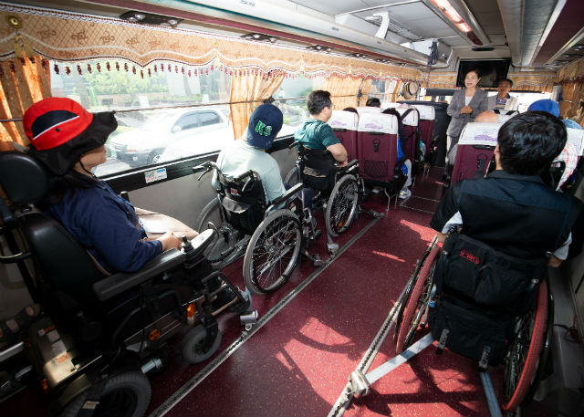 김미경 은평구청장이 장애인 테마여행에 앞서 인사말을 하고 있다
