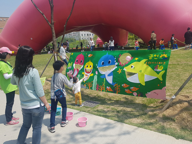 금나래중앙공원 ‘금천선데이파크’에서 아이들이 던지기 놀이를 하고 있다