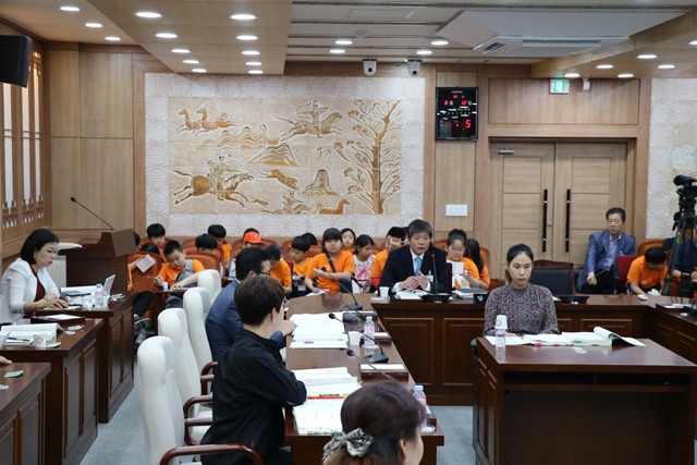 홍성초등학교 학생들이 홍성군의회 행정사무감사를 방청하고 있다