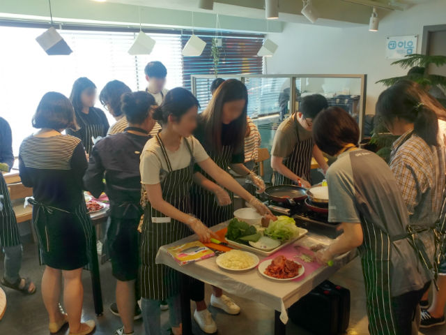 관악구가 청년들 대상으로 진행한 '혼밥남녀 요리교실' 현장