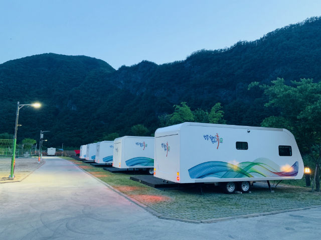 성동구에서 운영하는 ‘성동힐링센터 휴 영월캠프’ 에 신규 설치된 카라반 야경 모습