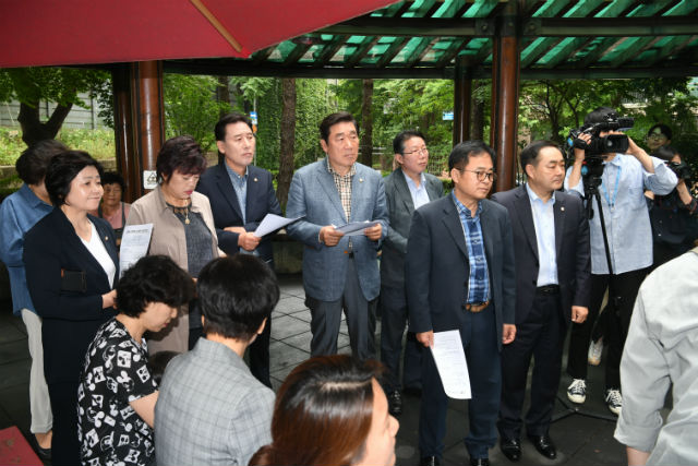 영등포구의회 의원들이 문래동 일대 현장 점검을 하고 있다