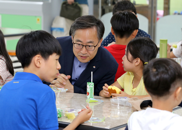 유성훈 금천구청장(사진 가운데)이 ‘서울형 건강증진학교’ 시범운영 학교인 금천구 정심초등학교를 방문해 아이들과 아침간식을 먹으며 이야기 나누고 있다