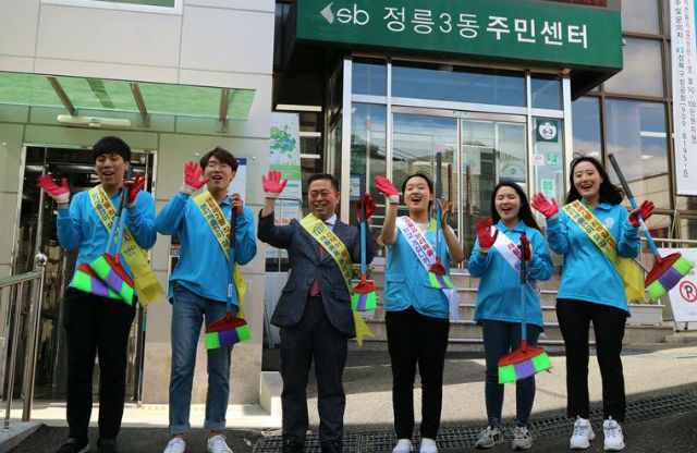 박해열 정릉3동장과 업무협약에 참여한 대학생들이 기념 촬영하고 있다
