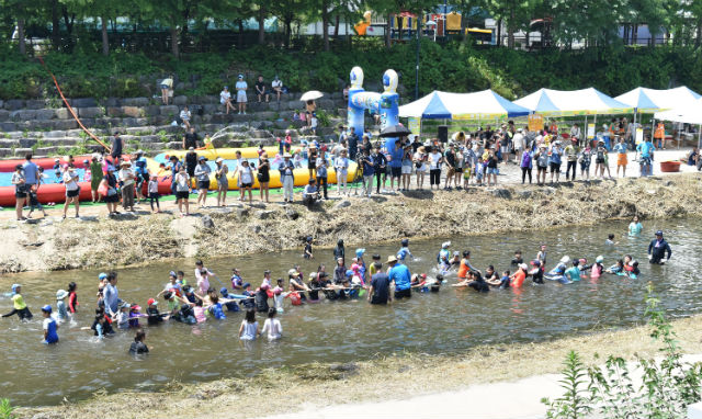 지난해 열린 '물 축제'에서 구민들이 물속 줄다리기를 하고 있다