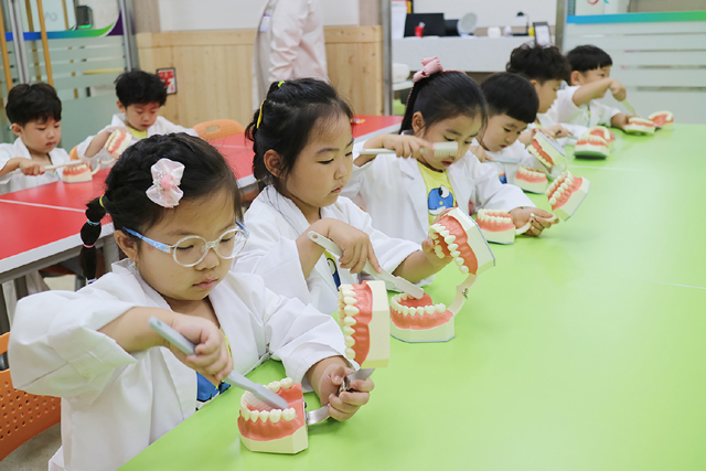 ‘어린이 튼튼 치아 체험 교실’에 참여중인 어린이들 모습