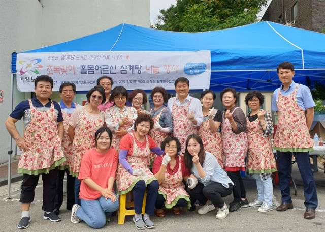  월계1동 자원봉사캠프와 주민복지협의회는 홀몸어르신들의 건강한 여름 나기를 위해 삼계탕 나눔 행사를 가졌다