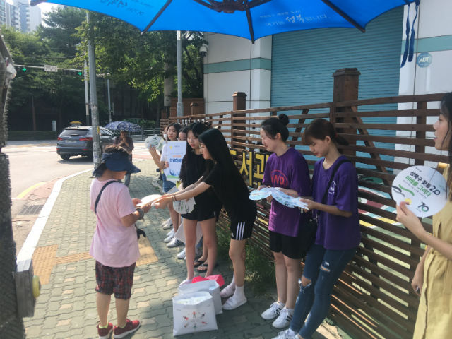자원봉사캠프에 참여한 학생들이 석관동 미리내 도서관 앞에서 열린 '안녕하세요 인사 캠페인'을 펼치고 있다