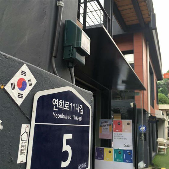 서울시자원봉사센터는 '조그만 태극기 붙이기' 켐페인을 전개하고 있다