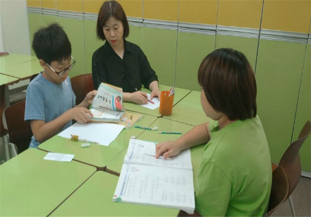 광진구에 거주하는 결혼이주여성이 지역아동센터에서‘방과 후 지도사’로 활동하고 있다