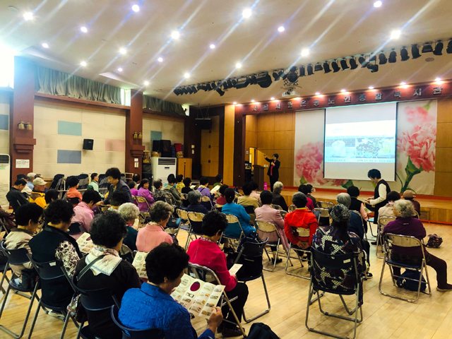 ▲ 지난 5월 7일 서울시립 은평노인종합복지관에서 실시한 찾아가는 자원순환 맞춤교육 진행 모습 