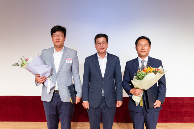 김수동 부면장(사진 맨 오른쪽)이 모범공무원 표창수당을 장학금으로 기부했다 