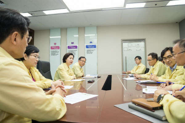 김수영 구청장(왼쪽 줄 앞에서 세번째)이 6일 오전 태풍링링대비회의를 주재하고 있다