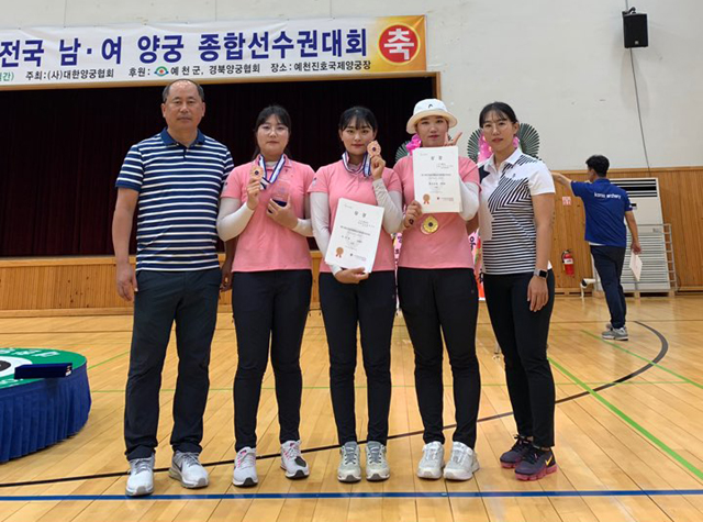 왼쪽부터 김경호감독, 심민주, 김세연, 박재희 선수, 이성진 코치