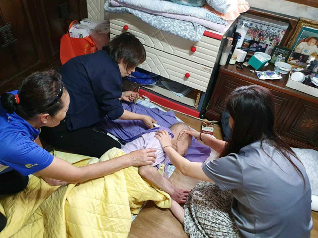 예산군 치매안심센터가 어르신을 찾아가 이·미용 봉사를 하고 있다