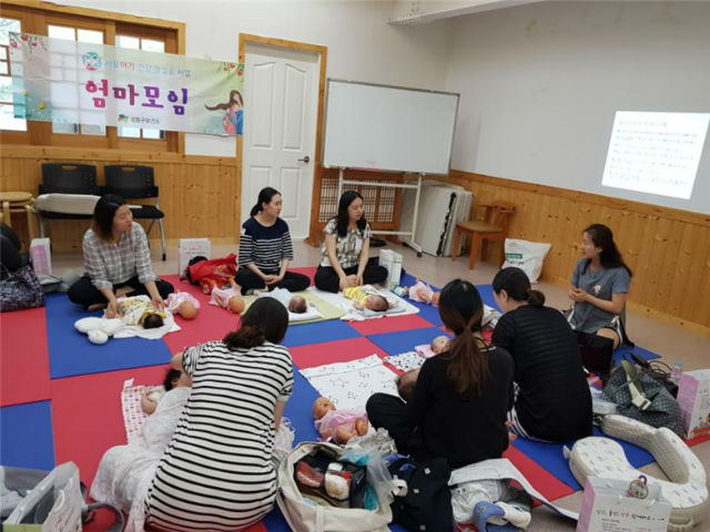 엄마들이 소그룹 엄마모임에서 아이들을 위한 마사지를 배우고 있다
