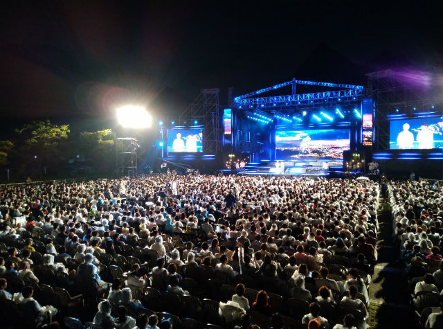 북한산 국립공원 제1주차장에서 개최된 열린음악회에 궂은 날씨에도 질서정연하게 관람하는 구민들