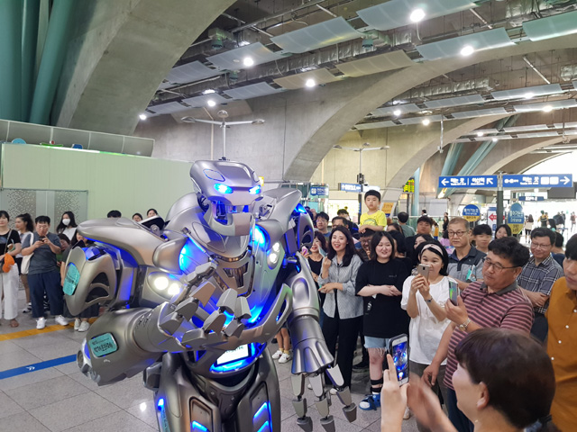 로봇더타이탄이 제65회 백제문화제 홍보행사를 펼치고 있다