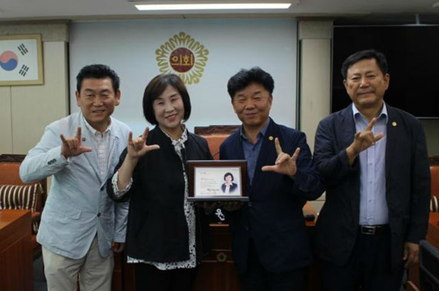 김혜련 위원장(왼쪽 2번째)이 감사패를 받고 관계자들과 기념 촬영을 하고 있다