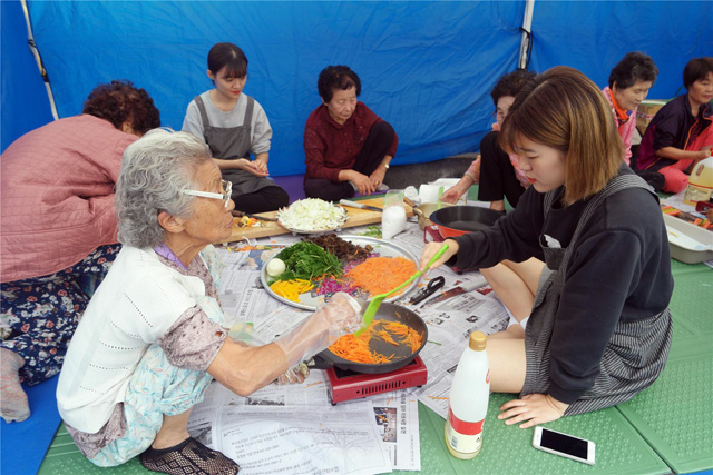 예산군자원봉사센터가 세대통합 자원봉사 ‘음식으로 通(통)하다’ 진행 모습 