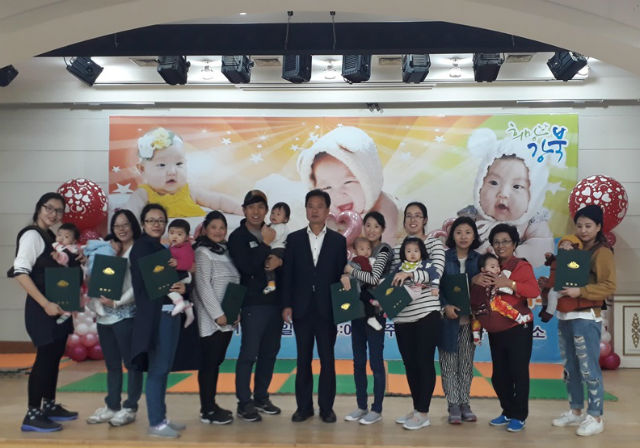 지난해 열린'건강한 모유수유아기 선발대회'수상자들이 박겸수 강북구청장과 기념 촬영하고 있다