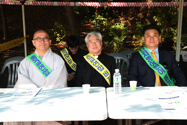 지난해 10월 한신대학교 신학대학원 운동장서 열린 강북구 종교연합바자회에 참석한 3대 종교 대표들이 기념촬영을 하고 있다