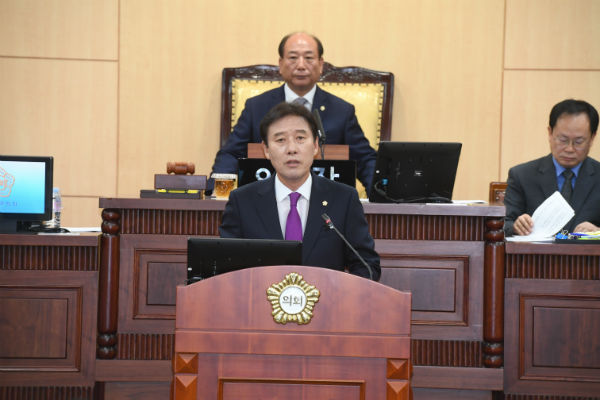 제216회 임시회에서 김화영 의원이 구정질문하고 있다