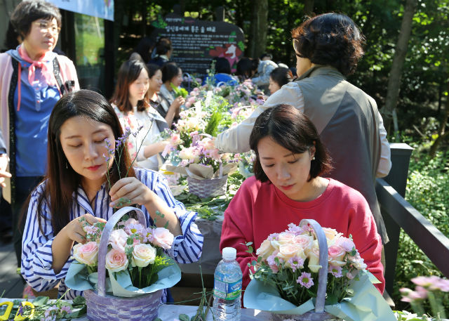 ▲  임산부들이 제14회 임산부의 날 기념 행사 '태교 꽃꽃이'프로그램에 참여하고 있다