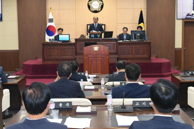 윤준영 의장이 '제216회 임시회'에서 폐회를 선언하고 있다 